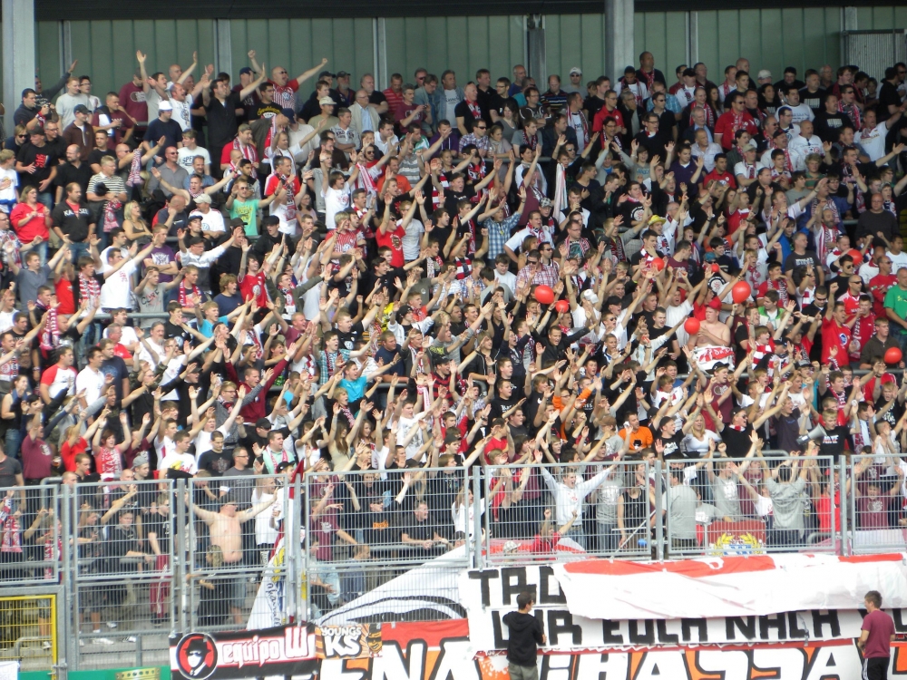 KSV Hessen Fans beim Spiel gegen Fortuna Düsseldorf