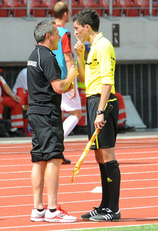 KSV Hessen - SC Freiburg II: Christan Hock diskutiert mit Linienrichter