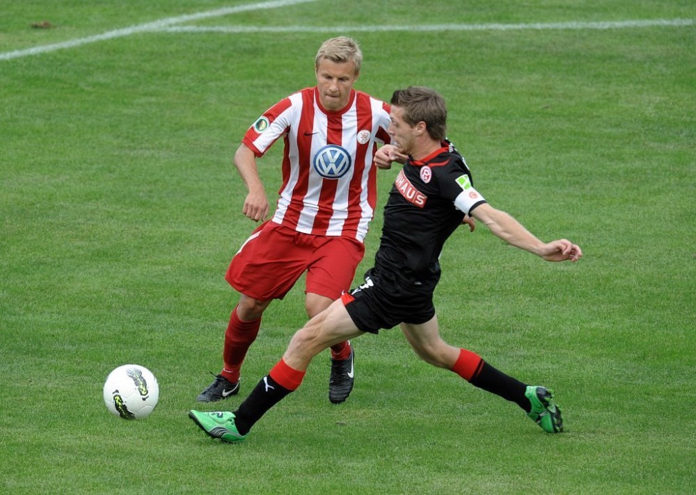 Zweikampf zwischen Viktor RISKE (KSV Hessen Kassel) (L) und Andreas LAMBERTZ (Fortuna Duesseldorf) (R), , Aktion, Action

im DFB-Pokal: KSV Hessen Kassel vs. Fortuna Duesseldorf  am 31.07.2011, Saison 2011/2012
