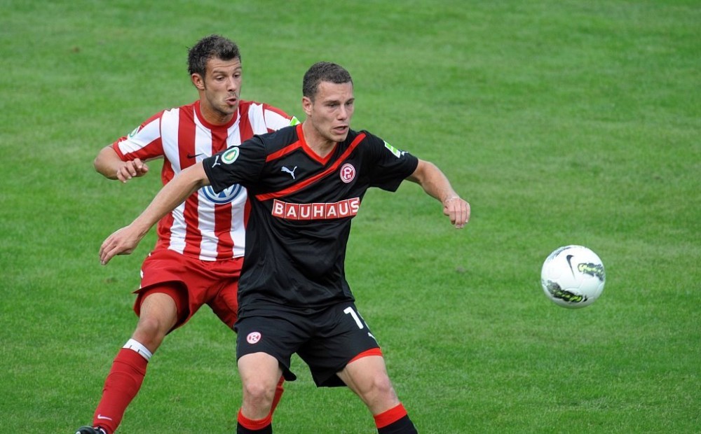 Kampf um den Ball zwischen Jens GREMBOWIETZ (KSV Hessen Kassel) (L) und Thomas BROEKER (Fortuna Duesseldorf) (vorne), , Aktion, Action

im DFB-Pokal: KSV Hessen Kassel vs. Fortuna Duesseldorf  am 31.07.2011, Saison 2011/2012
