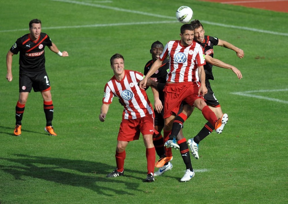 Kopfballduell Jens LANGENEKE (Fortuna Duesseldorf), (R), Nazif HAJDAROVIC (KSV Hessen Kassel) (vorne), Assani LUKIMYA-MULONGOTI (Fortuna Duesseldorf) (hinten), Tobias DAMM (KSV Hessen Kassel) (L) , Aktion, Action

im DFB-Pokal: KSV Hessen Kassel vs. Fortu