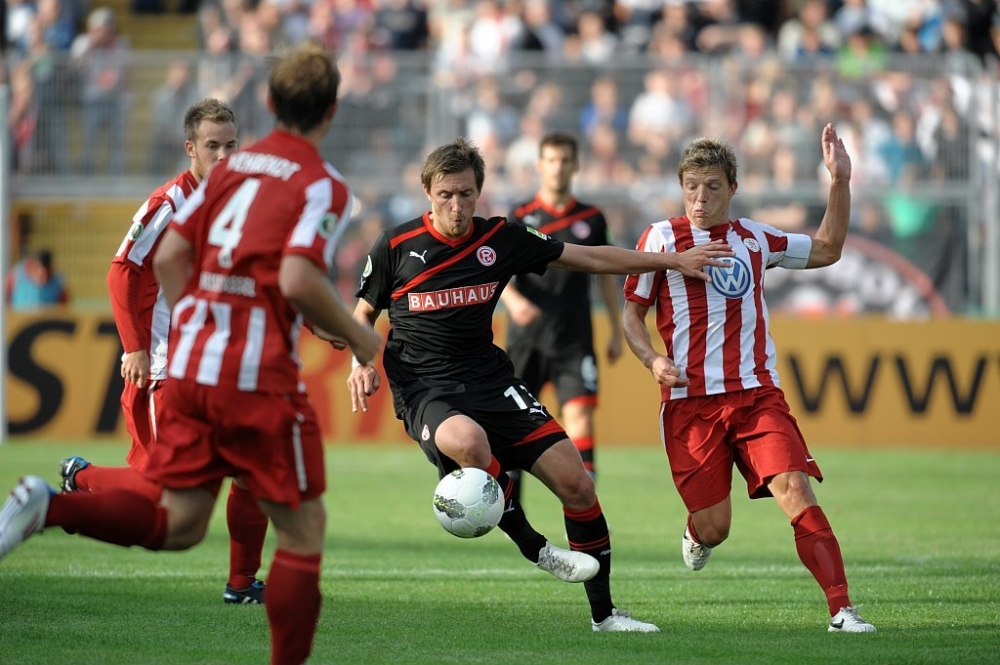 Zweikampf zwischen Adam BODZEK (Fortuna Duesseldorf) (M) und Andreas MAYER (KSV Hessen Kassel) (R)

im DFB-Pokal: KSV Hessen Kassel vs. Fortuna Duesseldorf  am 31.07.2011, Saison 2011/2012