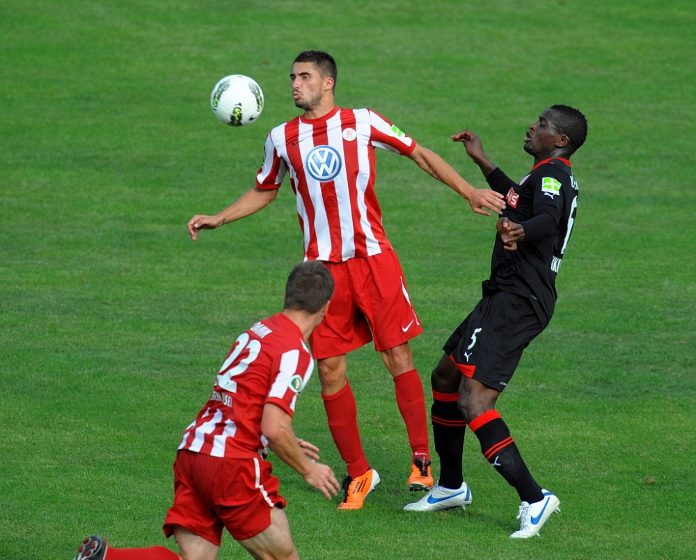 Nazif HAJDAROVIC (KSV Hessen Kassel) (L) gegen Assani LUKIMYA-MULONGOTI (Fortuna Duesseldorf) (hinten)

im DFB-Pokal: KSV Hessen Kassel vs. Fortuna Duesseldorf  am 31.07.2011, Saison 2011/2012