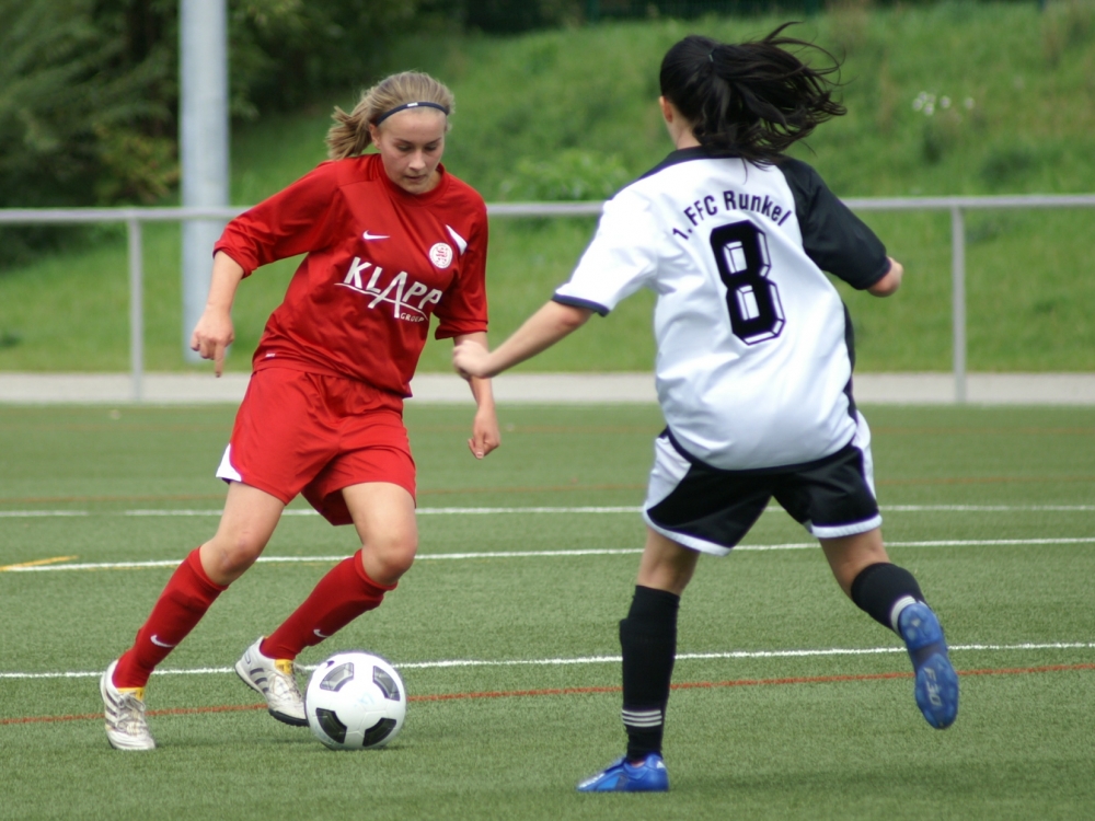 KSV Hessen Kassel B-Juniorinnen - 1. FFC Runkel: Antonia Dinsenbacher mit Gegenspielerin