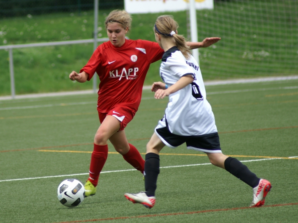 KSV Hessen Kassel B-Juniorinnen - 1. FFC Runkel: Charlotte Brixius mit Gegenspielerin