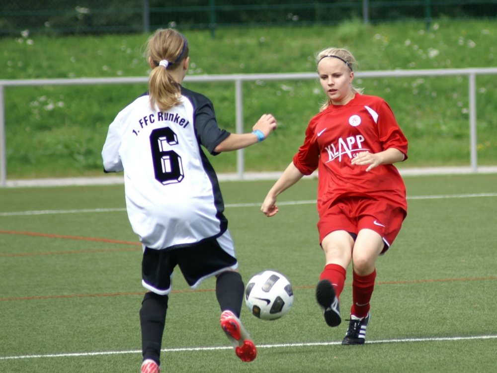KSV Hessen Kassel B-Juniorinnen - 1. FFC Runkel: Hanna Marggraf mit Gegenspielerin