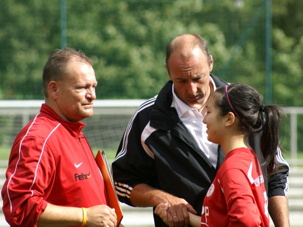 KSV Hessen Kassel B-Juniorinnen - 1. FFC Runkel: Lina Erkamp mit den Trainern Michael Dorfschäfer und Stefan Bischof