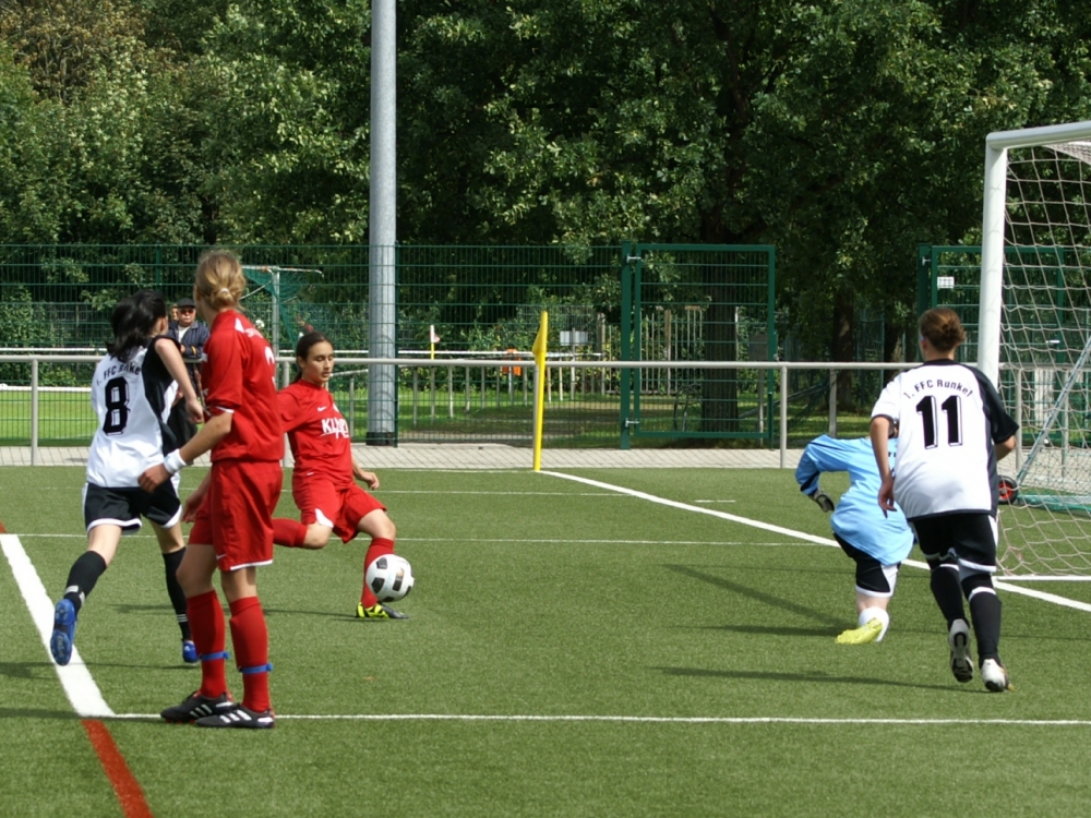 KSV Hessen Kassel B-Juniorinnen - 1. FFC Runkel: Sara Djerlek bei einem ihrer vier Tore