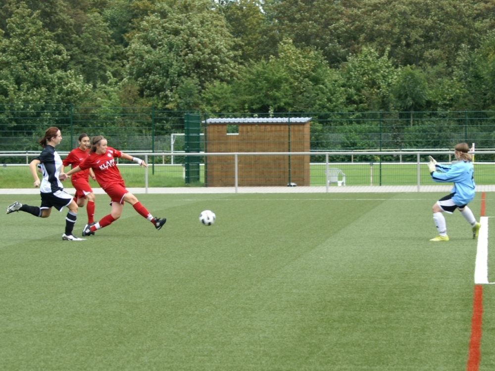 KSV Hessen Kassel B-Juniorinnen - 1. FFC Runkel: Franziska Bischof beim erfolgreichen Torschuss