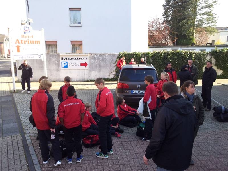 U12  Osterturnier - Mannschaft vor dem Hotel