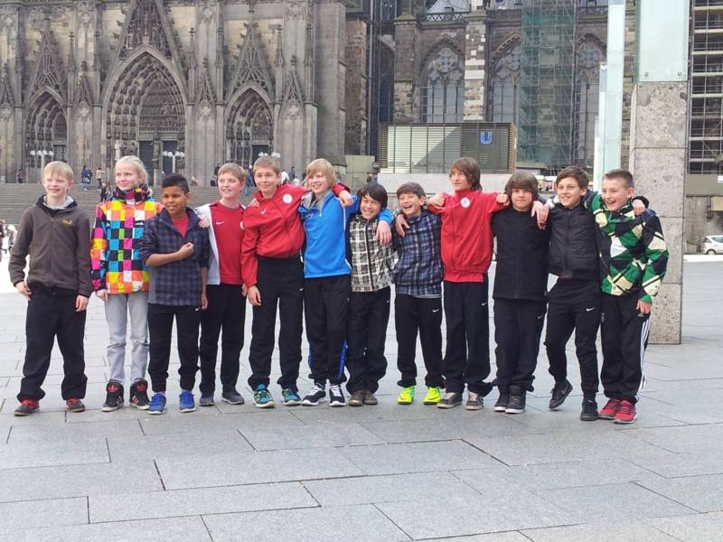 U12  Osterturnier - Mannschaft vor dem Kölner Dom