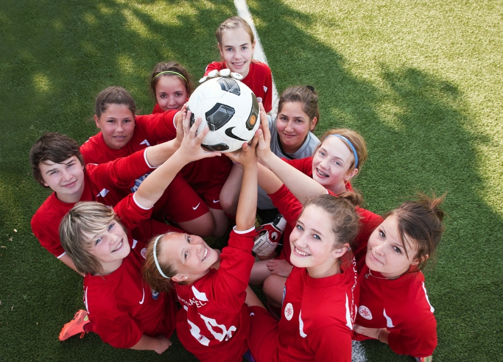 Fotoshooting mit den C-Mädchen: Gruppenbild mit Ball