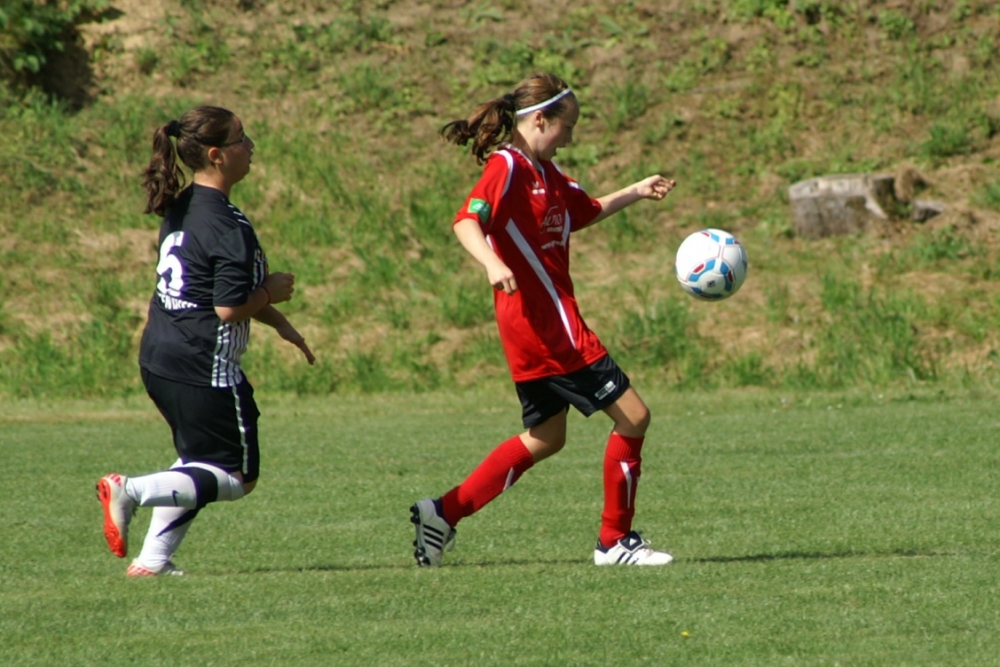 KSV B-Juniorinnen - Vikt. Großenenglis: Valentina Hajra (links)