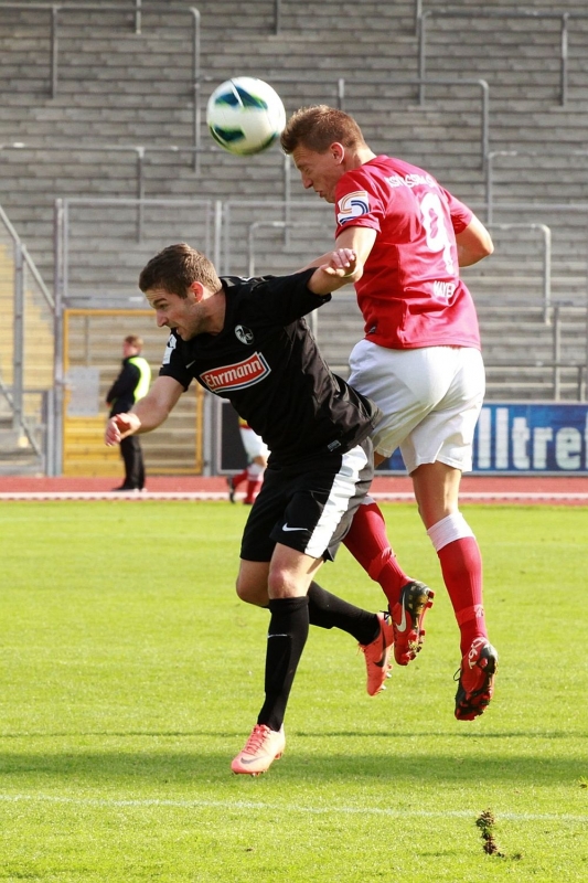 Bobo Mayer beim Kopfball