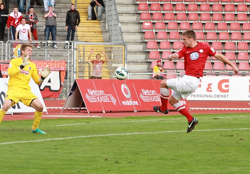 Tobi Damm trifft in der Nachspielzeit den Pfosten...