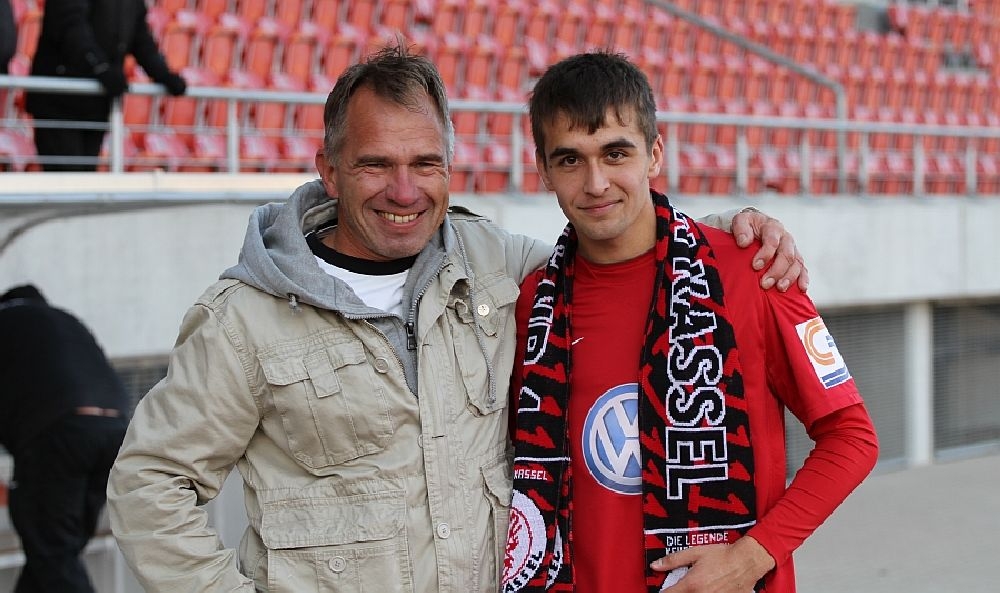 Nach einem gelungenem Debut,bekommt Marco Dawid einen Fanschal geschenkt und ein Lob von jens Rose