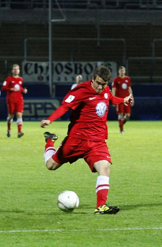 Marco David erzielt fast einen Treffer, doch der Ball geht knapp vorbei...
Im Hintergrund beobachten das geschehen, Gaede und Müller