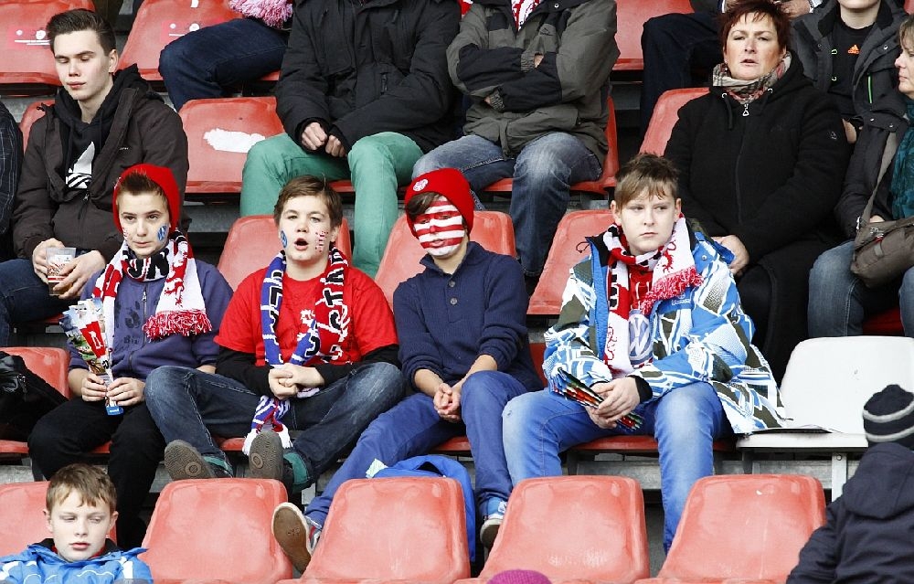 Junge KSV Fans auf der Osttribühne