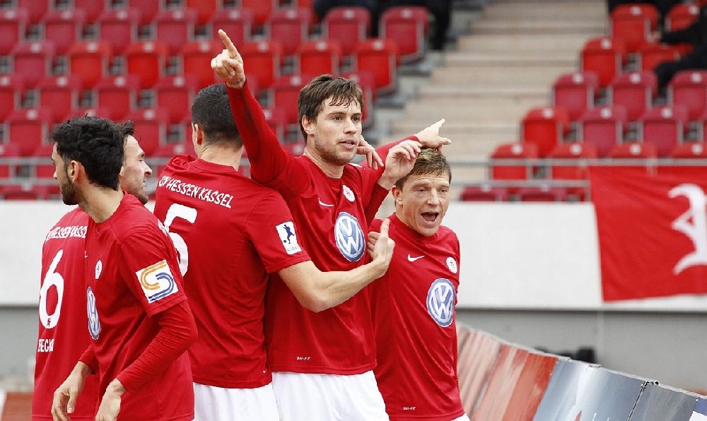 Henel bejubelt mit Müller, Mayer, Becker und Pinheiro sein Tor zum 1:0