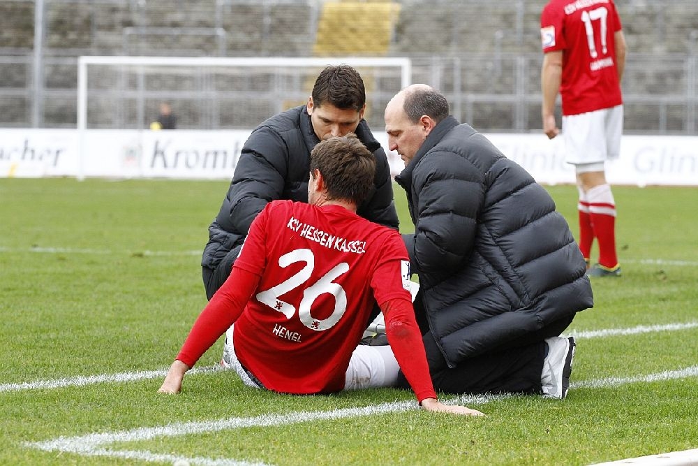 Henel hat sich das Knie verdreht und wird behandelt