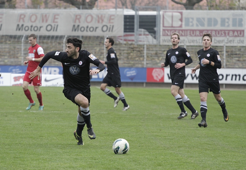 Pinheiro treibt den Ball mit dem Blick für den freien Mitspieler