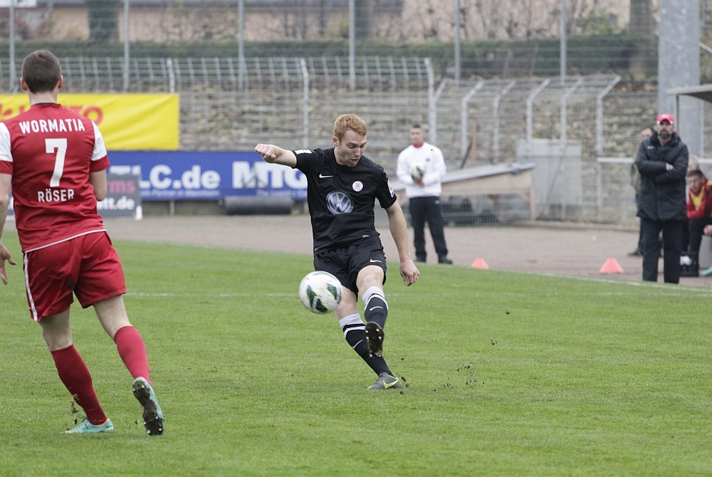 Hammann flankt, im Hintergrund der Trainer...