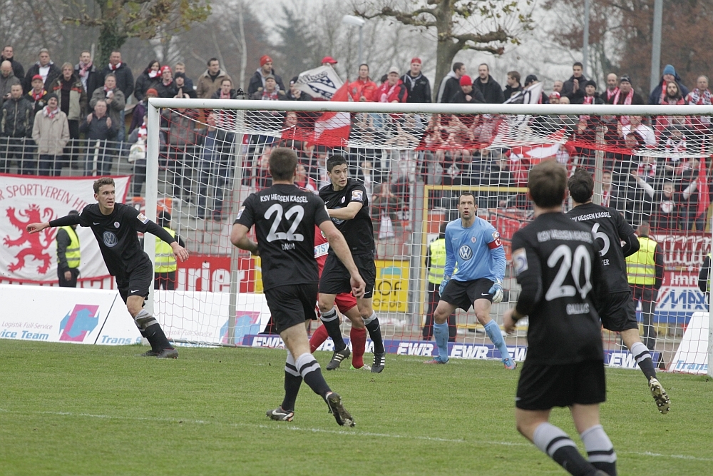 Die Abwehr um Carsten Nulle, Müller und Rahn stand sicher! Im Hintergrund die vielen mitgereisten Löwenfans, die mal wieder eine tolle Stimmung machten!