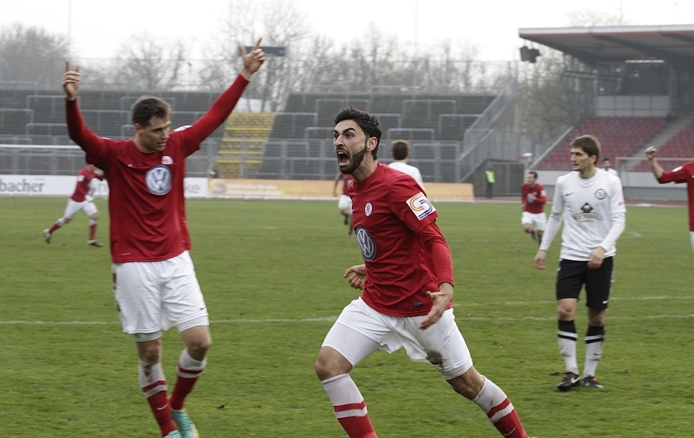 Pinheiro ist anzusehen wie wichtig dieses erste Tor war!
Mit ihm freuen sich Henel, Becker und verdeckt, Rahn, Müller und Gaede