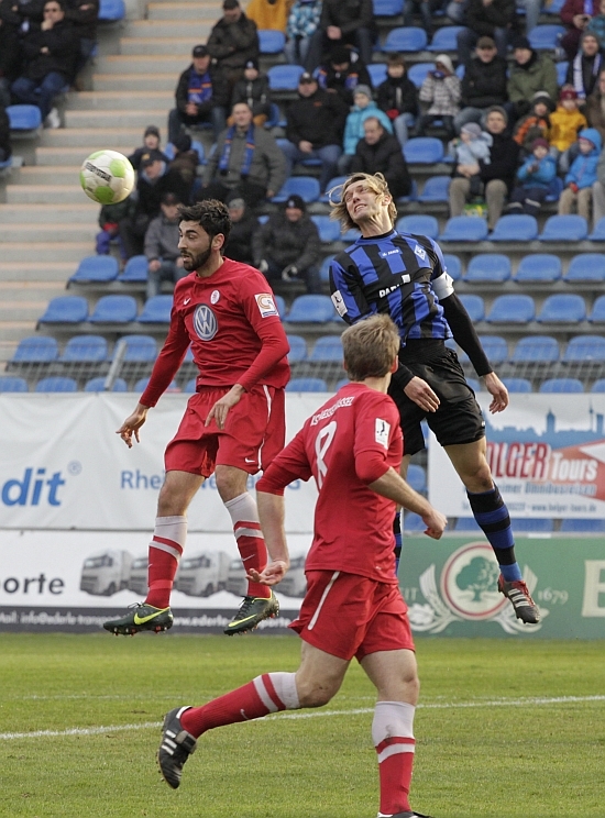 Pinheiro im Kopfballduell