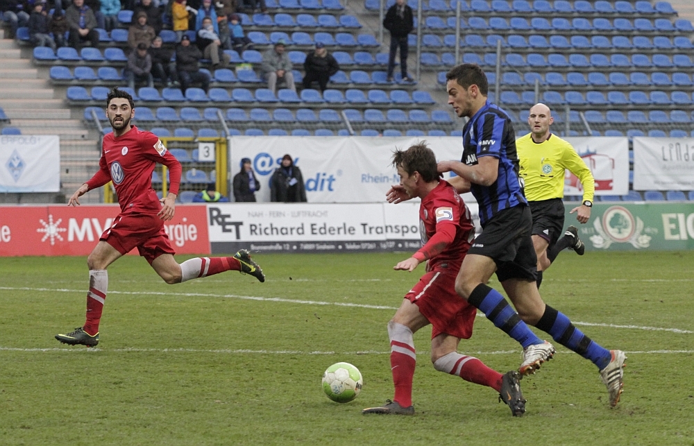 Gallus behauptet den Ball im Zweikampf