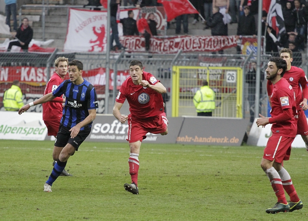 Müller köpft den Ball aus der Gefahrenzone, beobachtet von Gaede, Rahn und Pinheiro