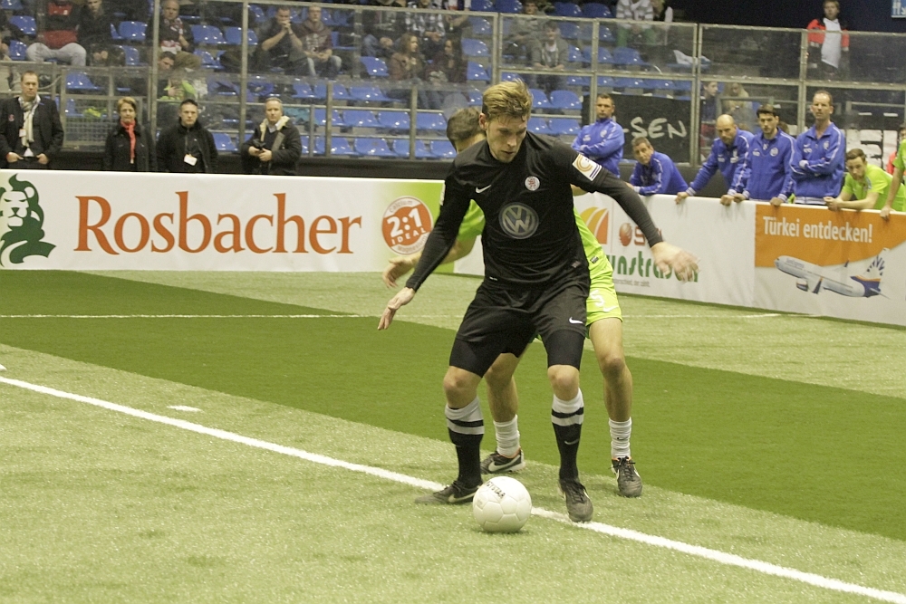 Sebastian Schmeer, beobachtet von Jochen Gabriel und dem OFC Team