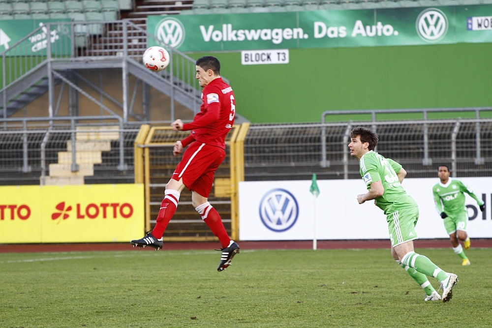 Stefan Müller klärt vor Patrick Helmes