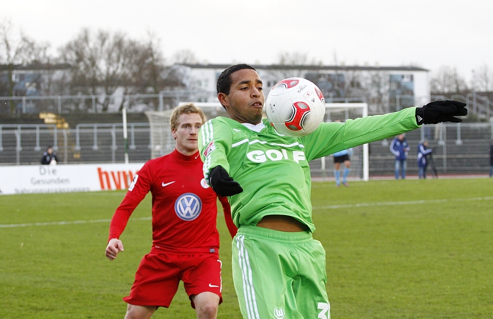 Perfekte Ballannahme von Orozco, Gundelach wartet ab...