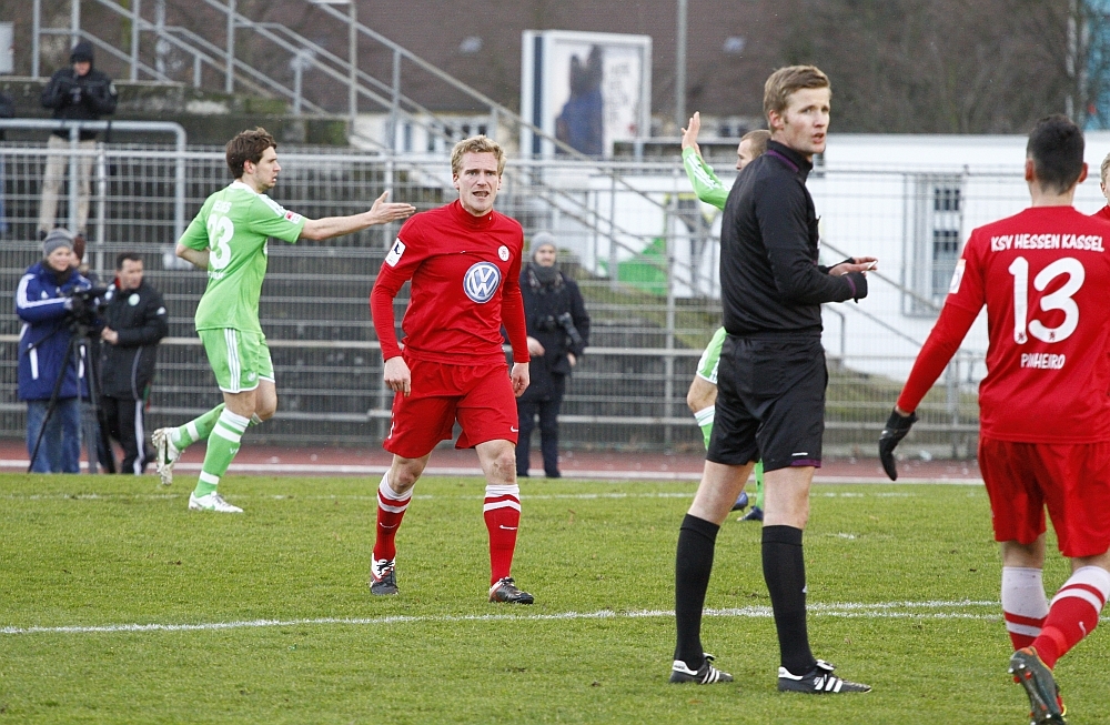 Sebastian Gundelach zu Recht stinksauer, weil der Linienrichter angezeigt hat, dass zuvor der Ball auf Wolfsburger Seite im Aus war, der Schiri aber auf weiterspielen entschieden hat und somit das erste Wolfsburger Tor ermöglicht hat...