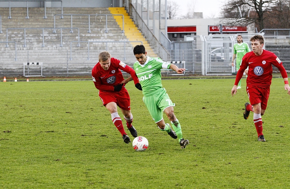 Riske im Zweikampf mit Josue, beobachtet von Gallus und Kyrgiakos