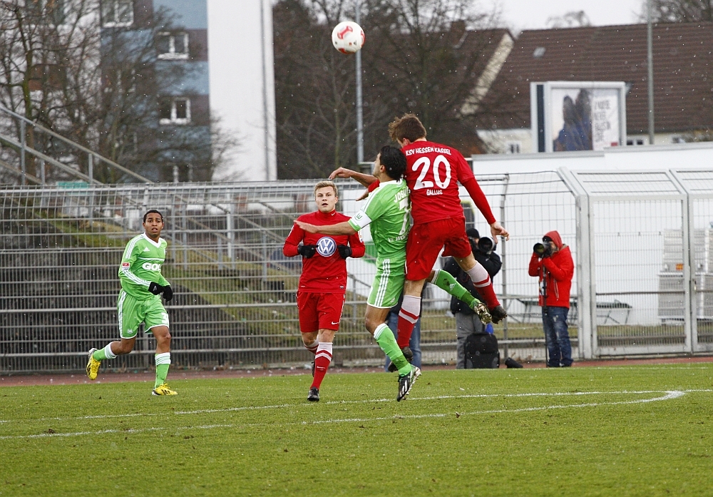 Gallus gewinnt Kopfballduell gegen Josue, beobachtet von Riske und Orozco