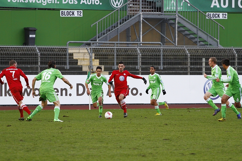 Pinheiro, umringt von Josue, Orozco, Kahlenberg,Medojevic und Kyrgiakos, während Schmeer sich frei läuft