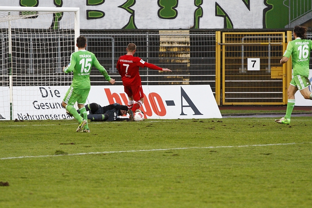 Sebastian Schmeer kommt gegen Marwin Hitz einen Schritt zu spät.
Träsch und Kyrgiakos können nur zusehen