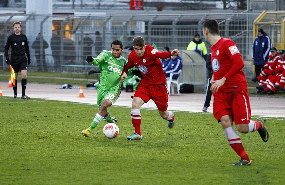 Marco Dawid im Zweikampf mit Orozco, im Vordergrund Pinheiro