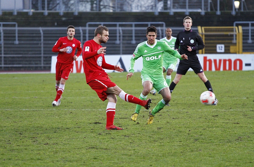 Hot klärt vor Medojevic, im Hintergrund Marz und Naldo