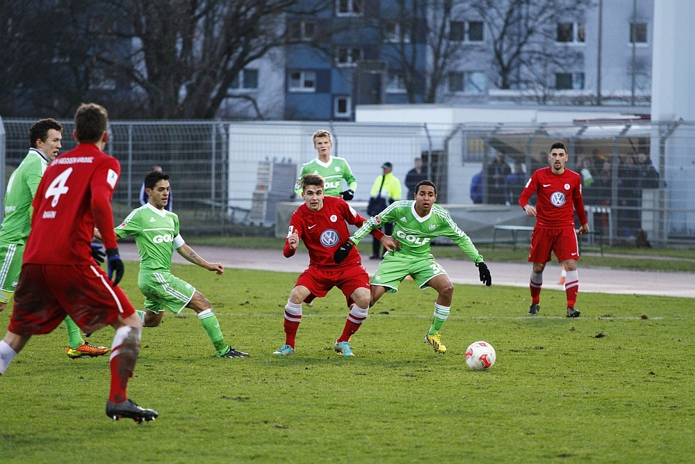 Dawid, Rahn, Pinheiro, Orozco, Perisic und Josue und Poggenberg mit Blick auf den Ball