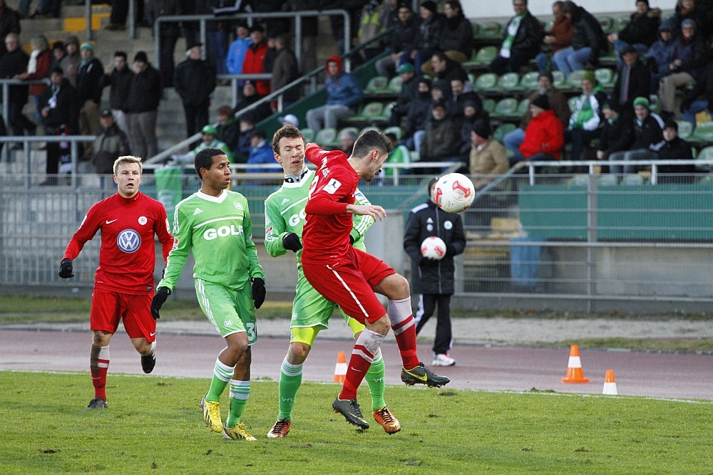 Pinheiro im Zweikampf mit Perisic, beobachtet von Riske und Orozco