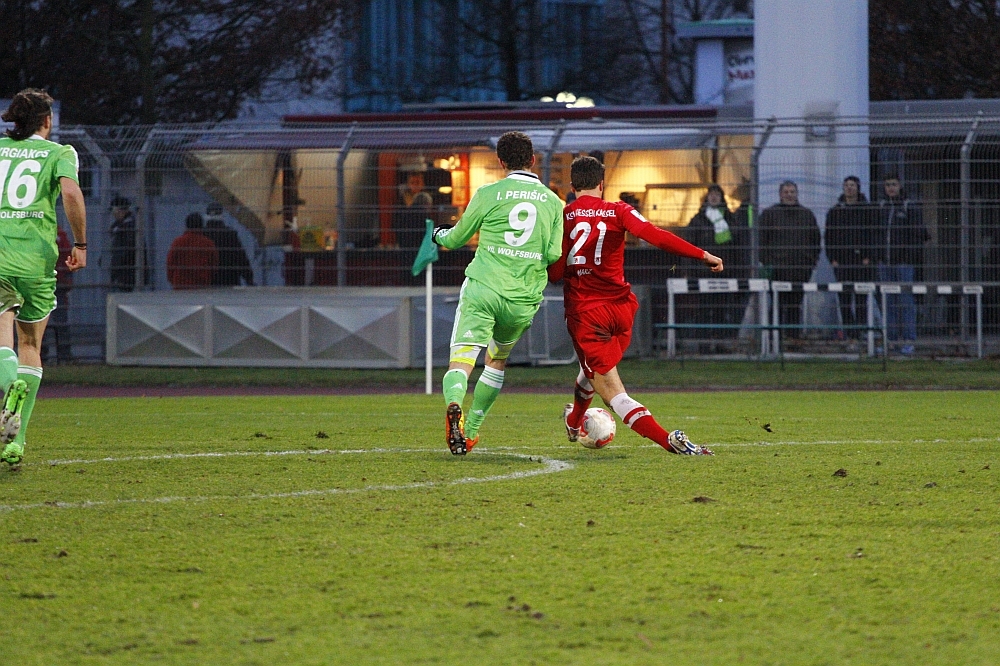 Jonas Marz im Zweikampf mit Perisic, Kyrgiakos wird dann den Ball klären...