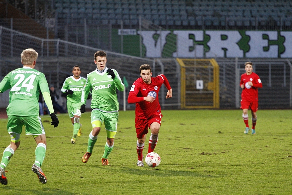 Jonas Marz bis zum Ende Volldampf, hier gegen Perisic und Poggenberg