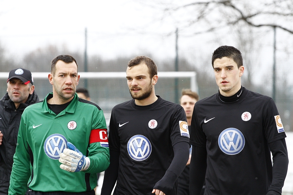 Nulle, Hot und Müller kurz vor Spielbeginn
Im Hintergrund Trainer Wolf, Pinheiro und Gallus