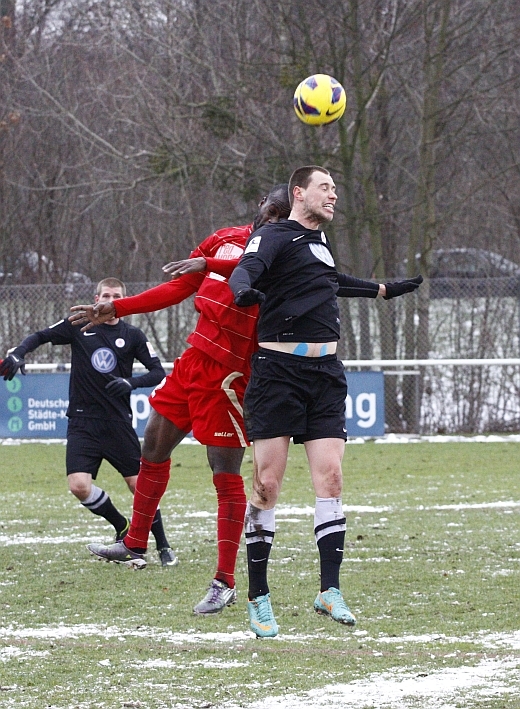 Christian Henel gewinnt Kopfballduell