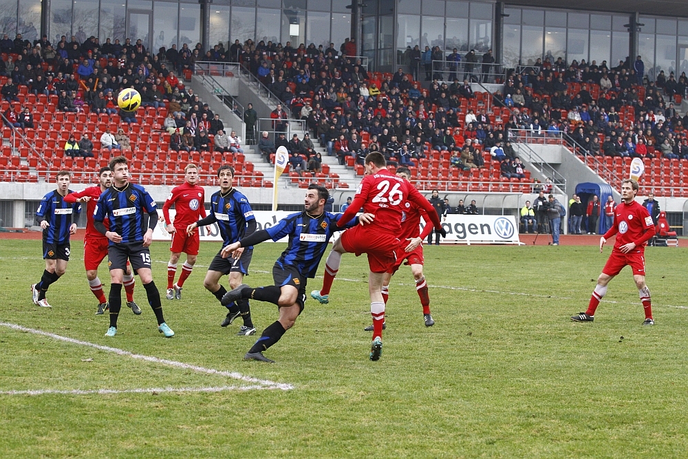 Henel beim Kopfball