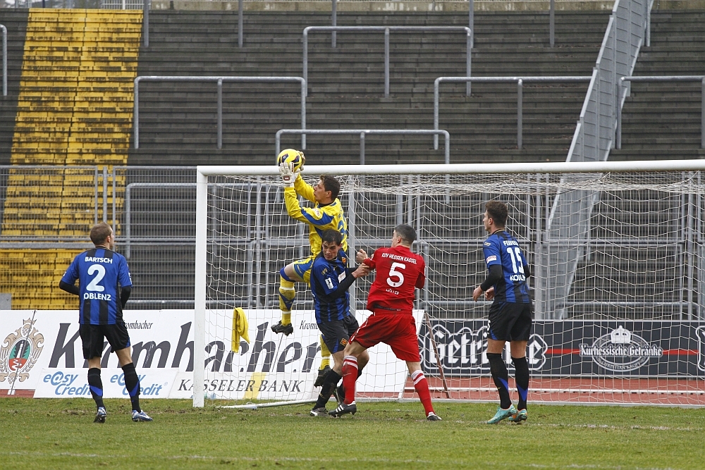 Keine Chance für Stefan Müller, Paucken hat den Ball sicher