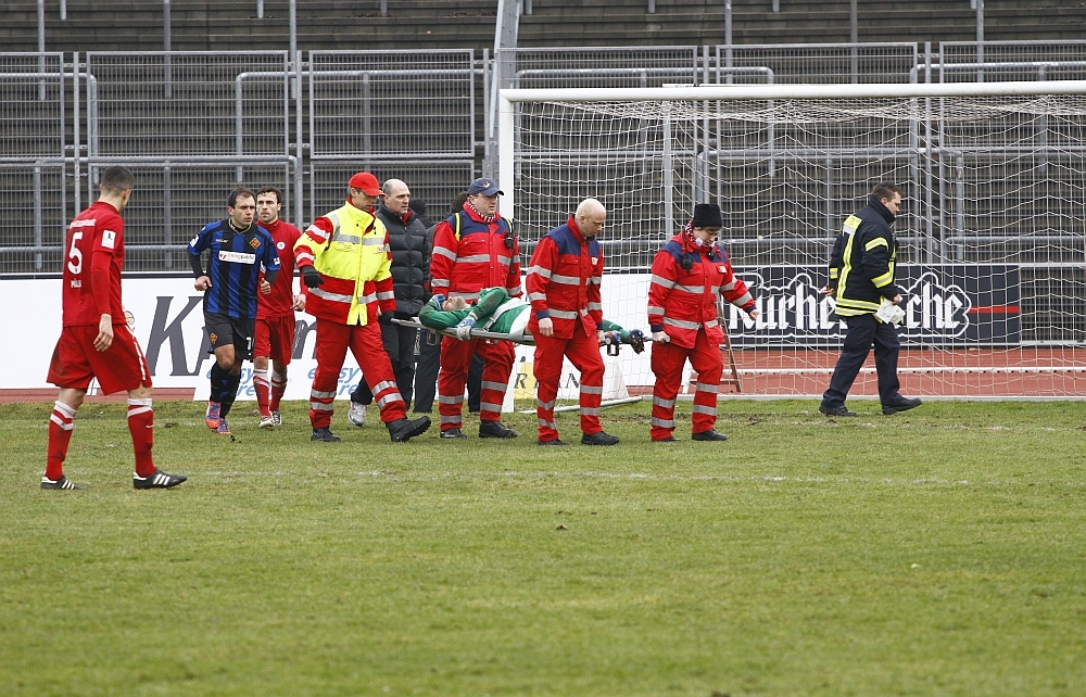 Schock für den KSV, Carsten Nulle muß mit einer Kopfverletzung raus, er war mit Müller zusammengeprall
GUTE BESSERUNG, CARSTEN!t